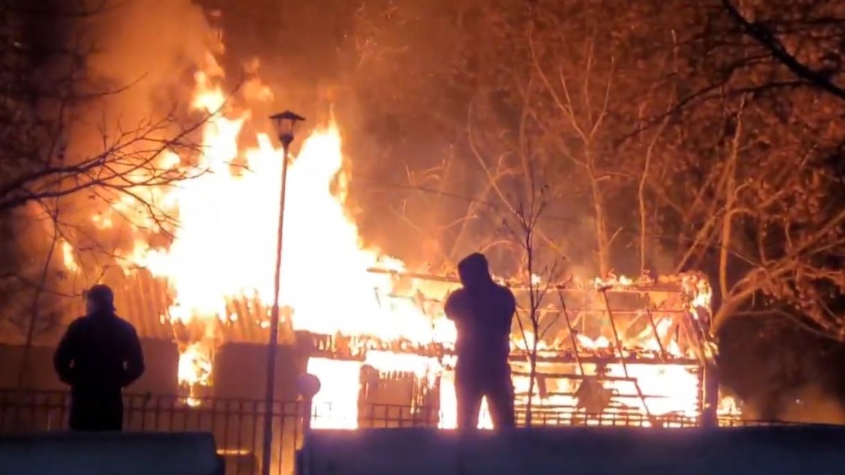 O biserică din Bucureşti, în pericol să se facă scrum. Focul a mistuit doar magazia de lemne: "Când am văzut flăcările alea ne-am cam speriasem şi noi"