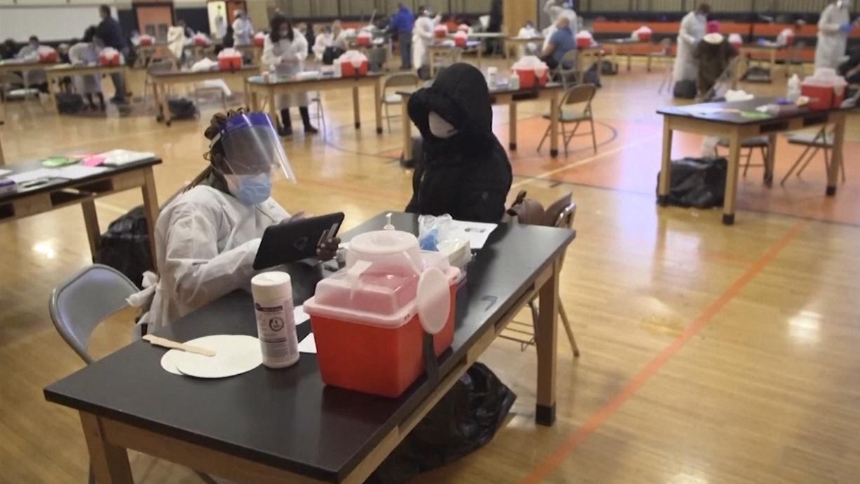 Marea Britanie, în alertă: a fost înregistrat primul deces provocat de Omicron. Boris Johnson vrea ca toată lumea să facă doza trei până la finalul anului