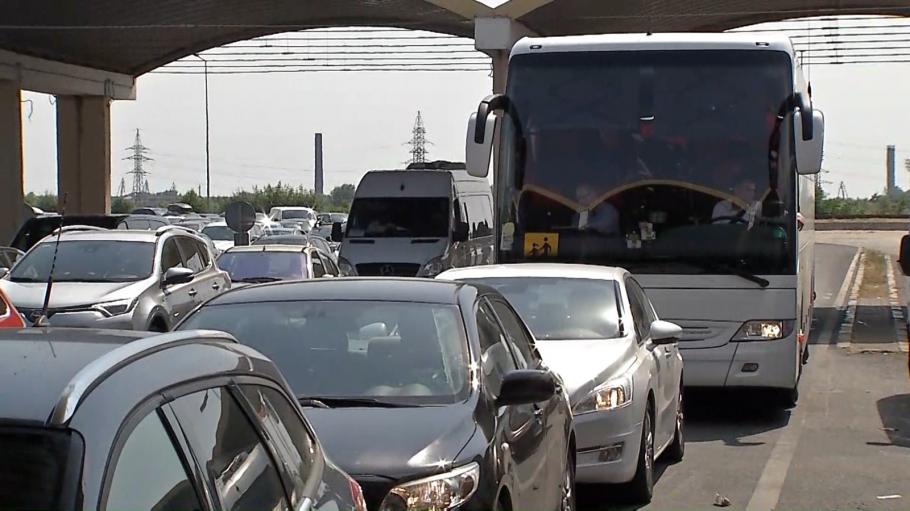 Un român, şoferul unui microbuz, a intrat pe contrasens în Vama Nădlac pentru a evita controlul epidemiologic. Avea 8 pasageri în maşină Un român, şoferul unui microbuz, a intrat pe contrasens în Vama Nădlac pentru a evita controlul epidemiologic. Avea 8 pasageri în maşină