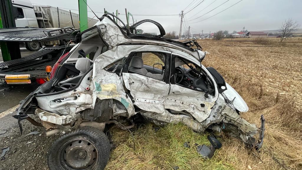 O șoferiță a murit în mașina zdrobită de un trailer care transporta autovehicule