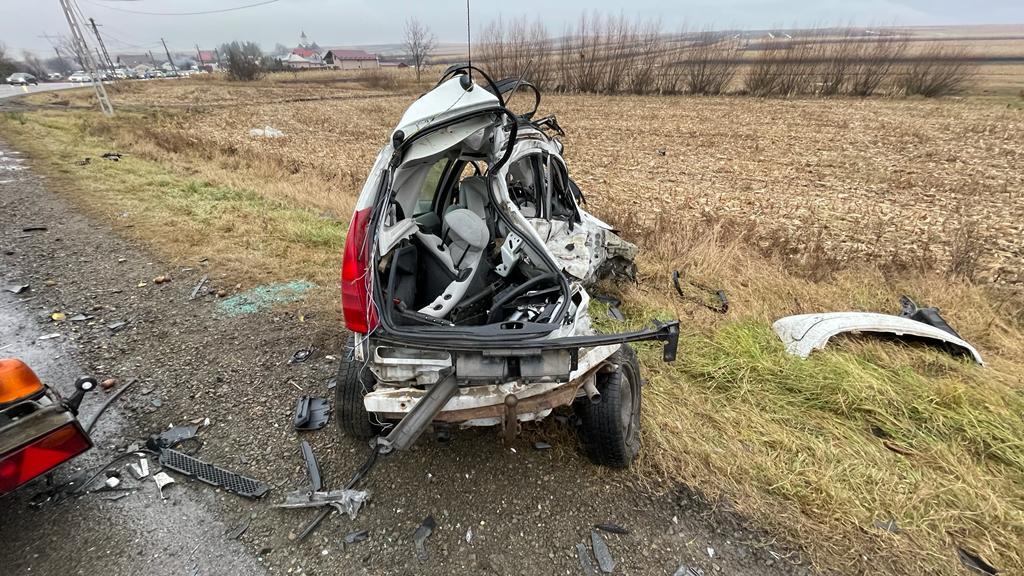 O șoferiță a murit în mașina zdrobită de un trailer care transporta autovehicule