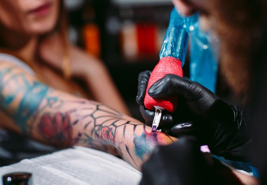 Tatuajele colorate, interzise de UE: din 4 ianuarie 2022 doar desene alb-negru. „Cernelurile sunt periculoase” Tatuajele colorate, interzise de UE: din 4 ianuarie 2022 doar desene alb-negru. „Cernelurile sunt periculoase”