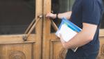 Un elev din Târgu Secuiesc, ameninţat şi strâns de gât de un profesor, la intrarea în liceu. Tânărul întârziase la ore
