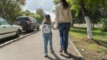 Coșmarul unei mame: Trei bărbați au oprit-o pe stradă și s-au oferit să-i cumpere fiica, în timp ce o ducea la școală, în Anglia