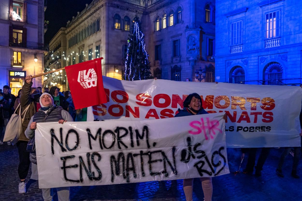 Românca moartă cu întreaga familie în Spania a plătit 700 de euro mafiei pentru a locui în clădire. Protest la Barcelona