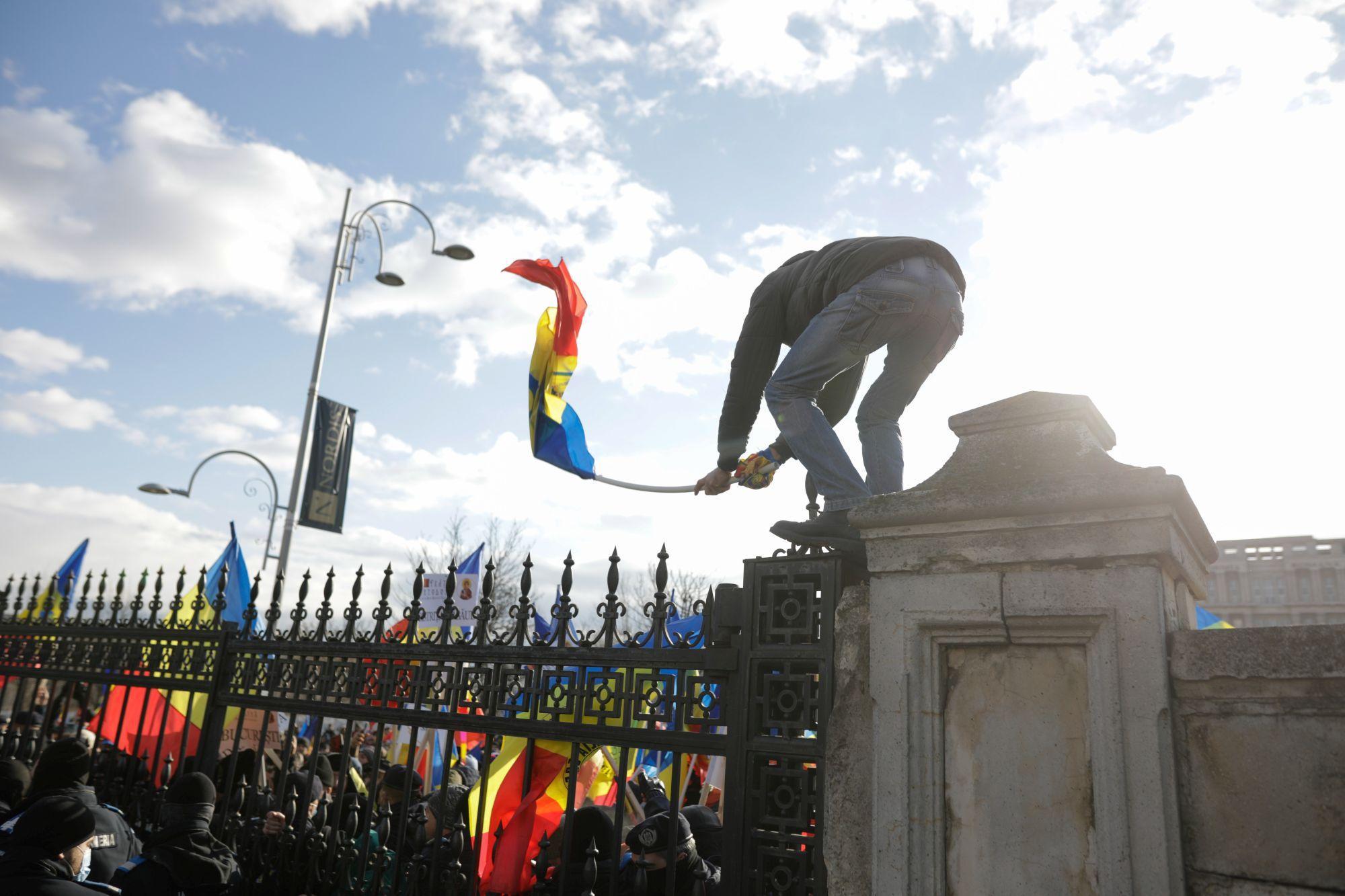 Protest la Parlament: Doi reținuți și 117 amenzi date de jandarmi. De ce a anulat AUR protestul de miercuri