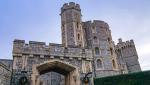Tânăr de 19 ani, arestat după ce a încercat să intre cu o arbaletă în castelul unde Regina Angliei petrecea Crăciunul