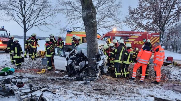 Familie distrusă în ziua de Crăciun. Tatăl și cei doi copii au murit pe loc, mama este în comă la spital, după un accident înfiorător pe un drum din Germania