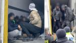 Zeci de migranţi din Siria şi Irak, ascunşi printre piese auto, descoperiţi într-un TIR înainte de punctul vamal Nădlac
