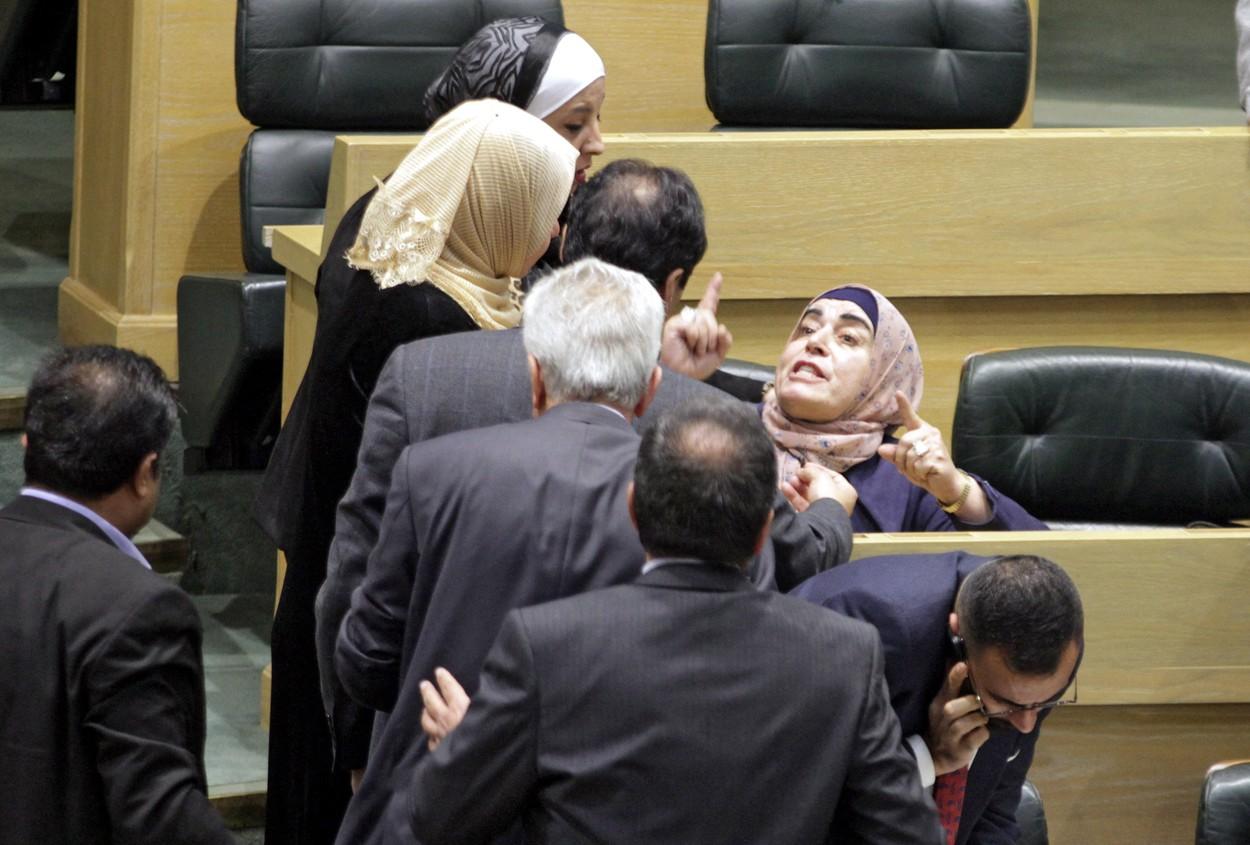 Bătaie în Parlament