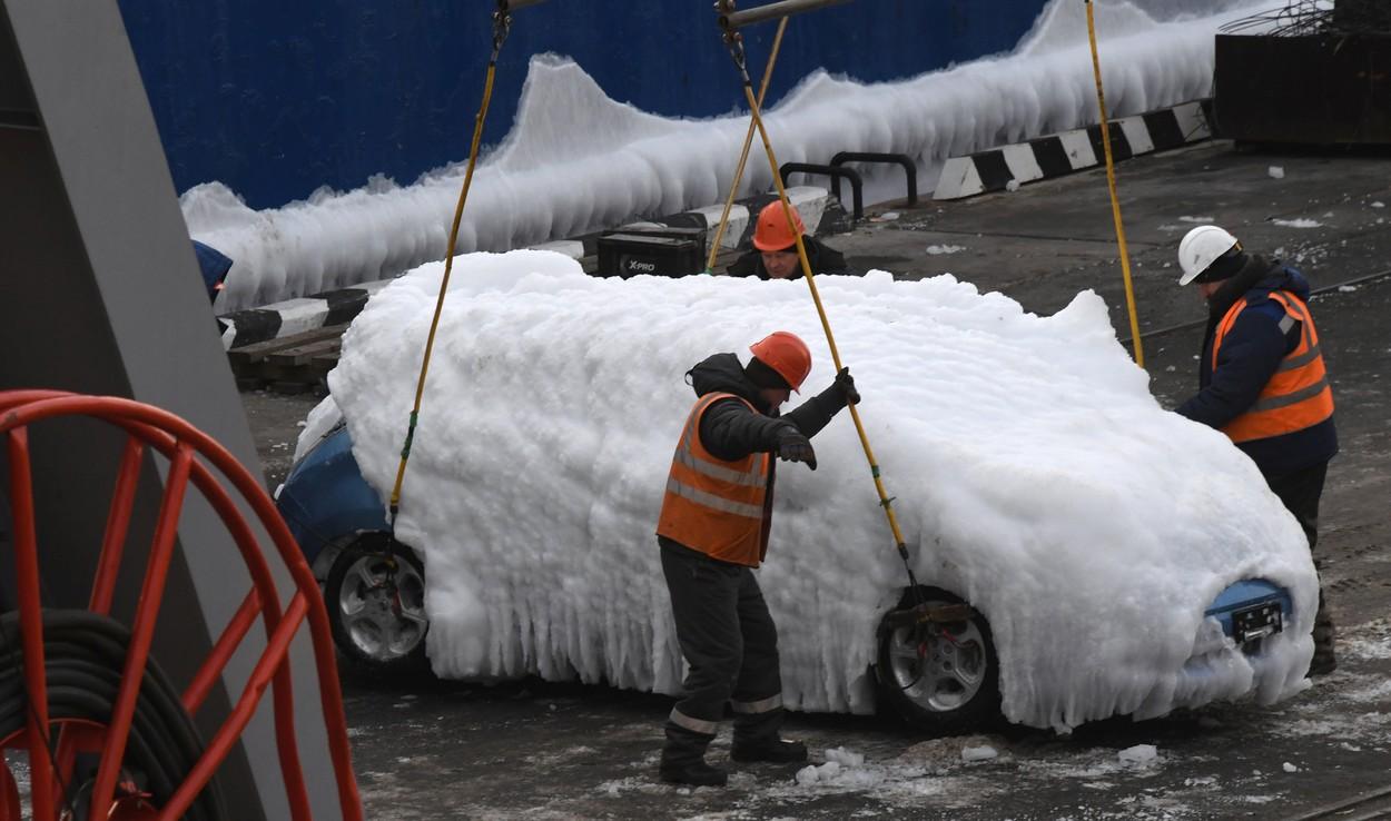 Zeci de maşini, multe electrice, au fost transformate în igluuri după o furtună pe mare