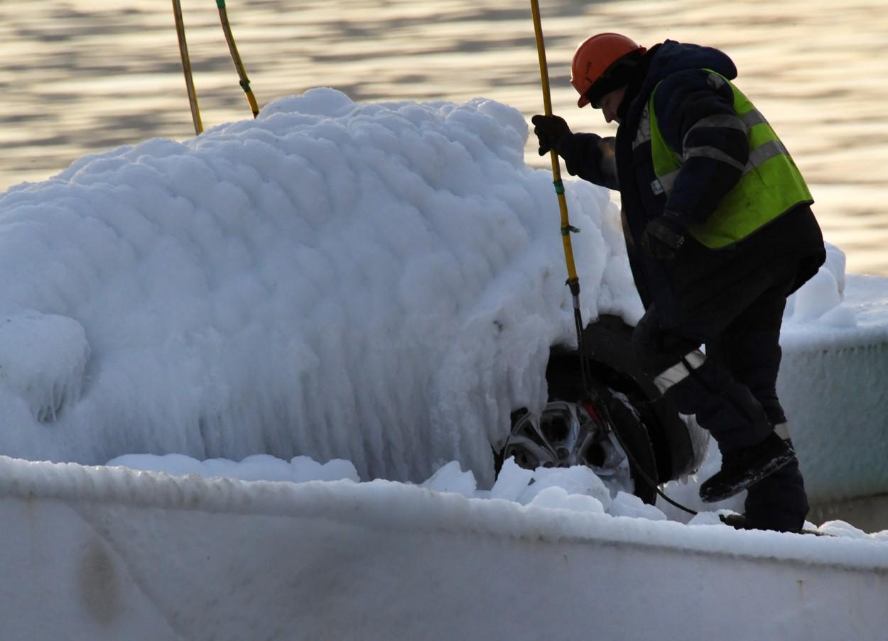 Zeci de maşini, multe electrice, au fost transformate în igluuri după o furtună pe mare