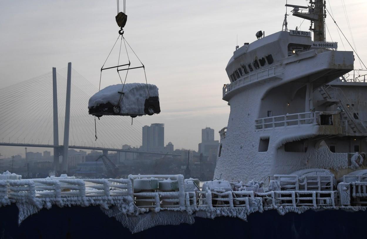 Zeci de maşini, multe electrice, au fost transformate în igluuri după o furtună pe mare