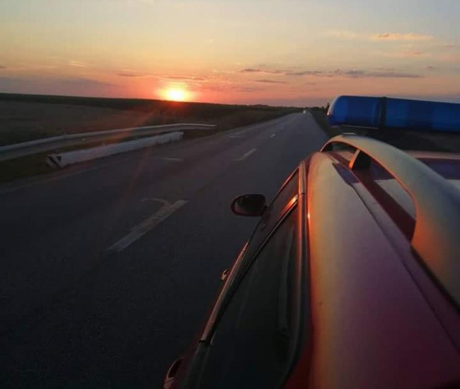 Tânără de 18 ani, găsită de poliţişti inconştientă şi aproape înghețată pe un câmp la granița cu Serbia Tânără de 18 ani, găsită de poliţişti inconştientă şi aproape înghețată pe un câmp la granița cu Serbia