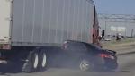 Maşină târâtă zeci de metri sub un camion, pe autostrada din Chicago. Imagini cutremurătoare cu şoferiţa de 19 ani, care-şi vedea moartea cu ochii