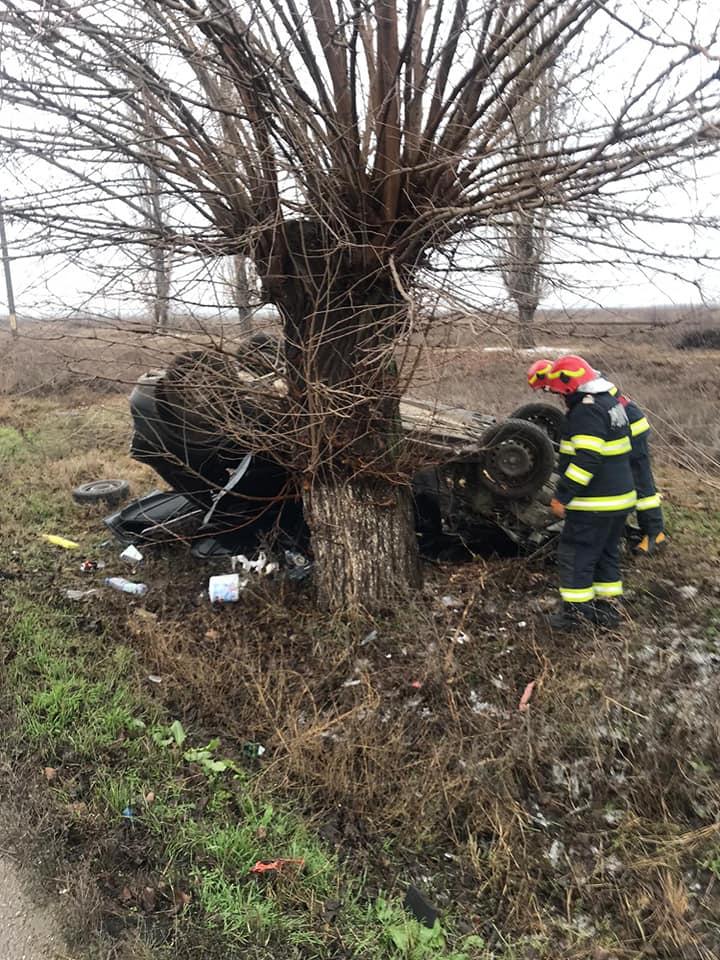 La un pas de tragedie în Ajunul Anului Nou. Mai mulți răniți în Ialomița după ce s-au răsturnat cu mașina pe câmp și au lovit un copac
