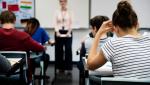 Băiat de 14 ani, înjunghiat în gât de un coleg de clasă în timpul unui examen, în Manchester
