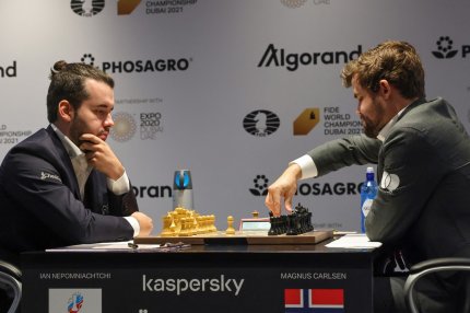 Magnus Carlsen și Ian Nepomniachtchi