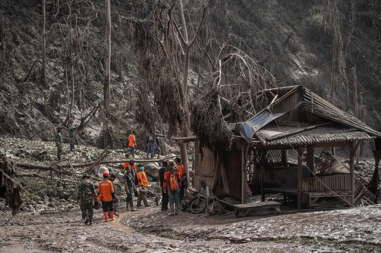 Cel puţin 13 morţi şi zeci de răniţi, după ce vulcanul Semeru a erupt, în Indonezia