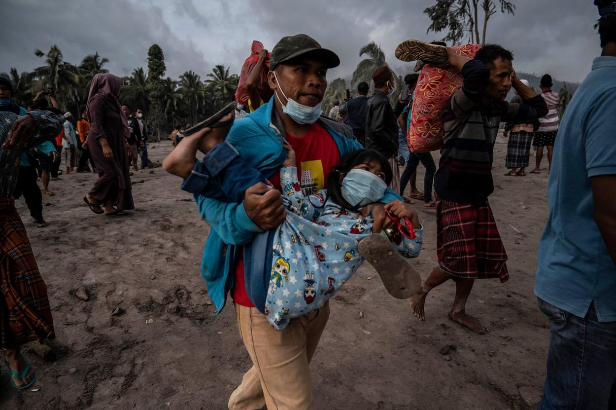 Cel puţin 13 morţi şi zeci de răniţi, după ce vulcanul Semeru a erupt, în Indonezia