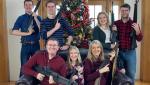 Poze de familie cu arma la vedere, în faţa bradului de Crăciun. Imaginea controversată postată de un politician american