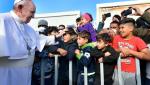 Papa Francisc, mesaj către liderii lumii de pe insula Lesbos: Vă implor să oprim acest naufragiu al civilizaţiei. Suntem în epoca gardurilor și a sârmei ghimpate