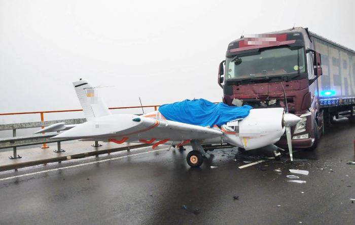 "Nu am văzut în viața mea așa ceva!". Un șofer român a spulberat cu TIR-ul un avion, pe o autostradă din Germania