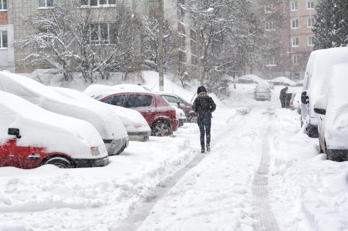 Un val de aer polar aduce primul episod de iarnă în România. Ninsori, viscol, polei și strat consistent de zăpadă la munte