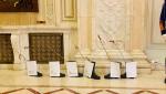 Cizme cu nuieluşe, pe holurile Parlamentului. Klaus Iohannis şi liderii politici, cadouri cu subînţeles de la Moş Nicolae