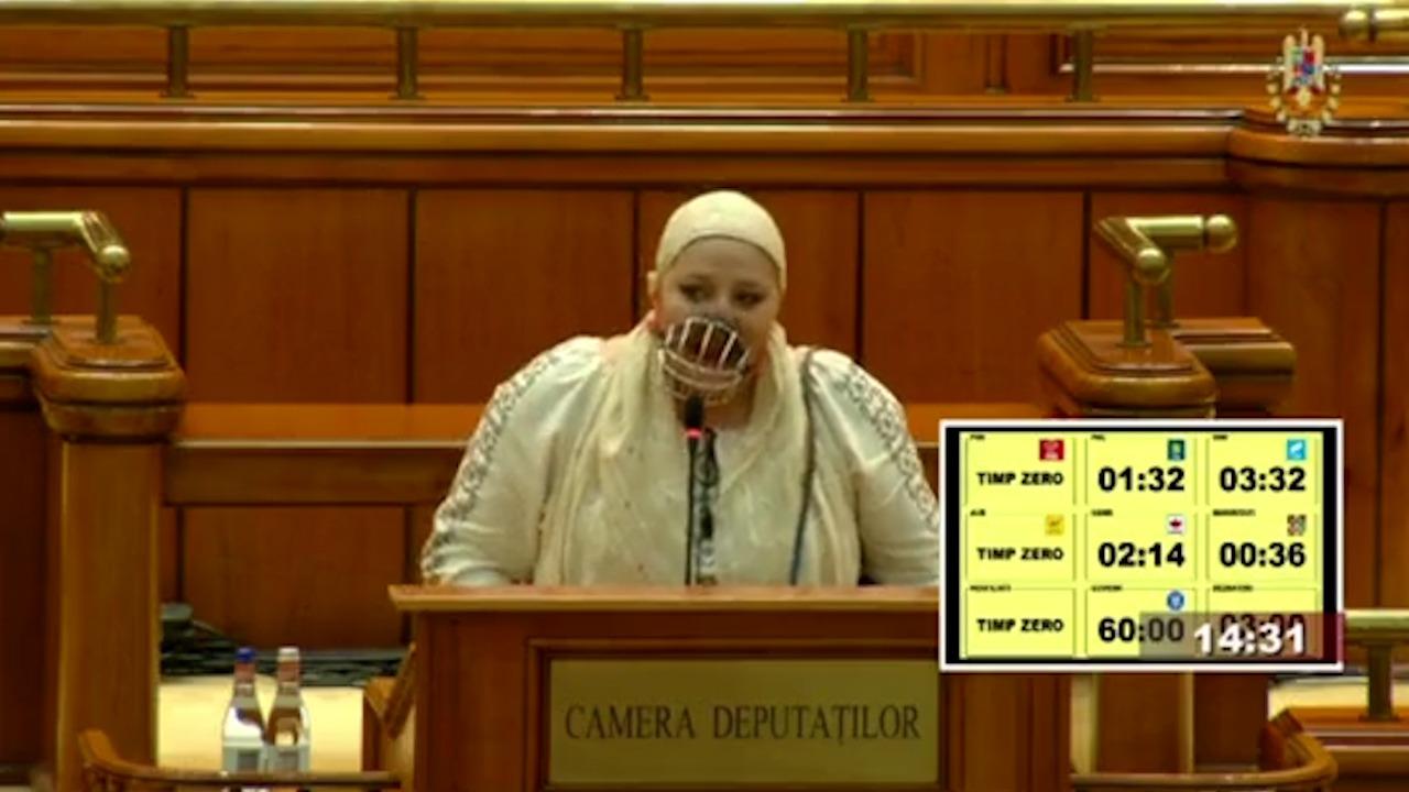 Diana Şoşoacă cu mască în Parlament