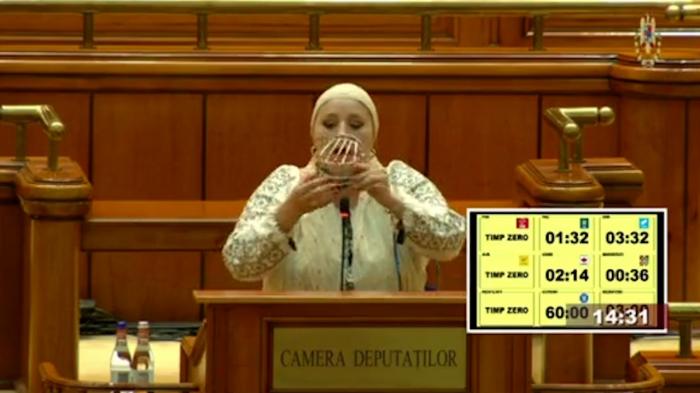 Diana Şoşoacă cu mască în Parlament