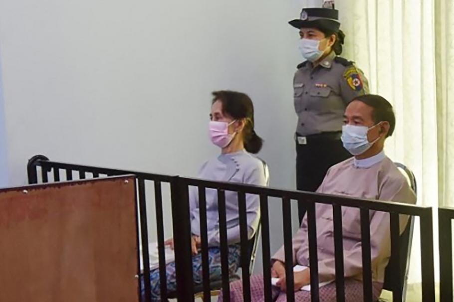 Aung San Suu Kyi, condamnată la 4 ani de închisoare de către junta militară. Fosta lideră din Myanmar, acuzată de incitare la revoltă Aung San Suu Kyi, condamnată la 4 ani de închisoare de către junta militară. Fosta lideră din Myanmar, acuzată de incitare la revoltă