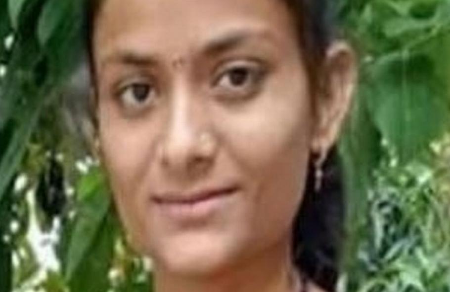 Un adolescent şi-a decapitat sora însărcinată cu ajutorul mamei Un adolescent şi-a decapitat sora însărcinată cu ajutorul mamei