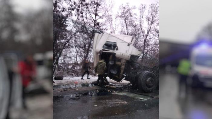 Coliziune dramatică în nordul Ucrainei: 13 persoane au murit, iar alte şapte au fost rănite, după ce un microbuz a intrat într-un camion