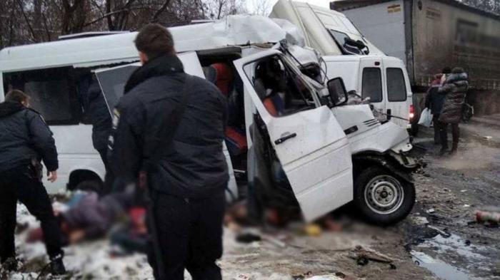 Coliziune dramatică în nordul Ucrainei: 13 persoane au murit, iar alte şapte au fost rănite, după ce un microbuz a intrat într-un camion