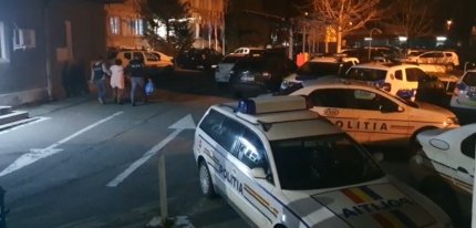 Un elev de 17 ani din Mehedinţi, bătut în curtea şcolii de familia unui coleg cu care se certase