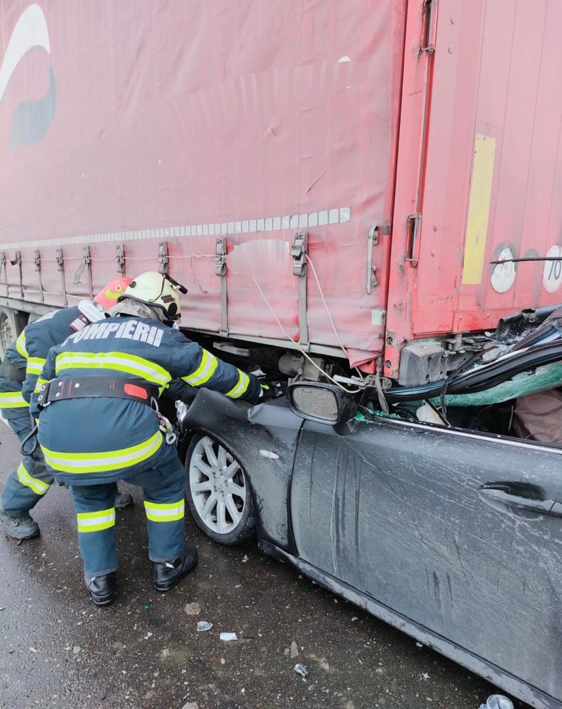 Șofer scos în viață din mașina strivită sub un TIR, la Suceava