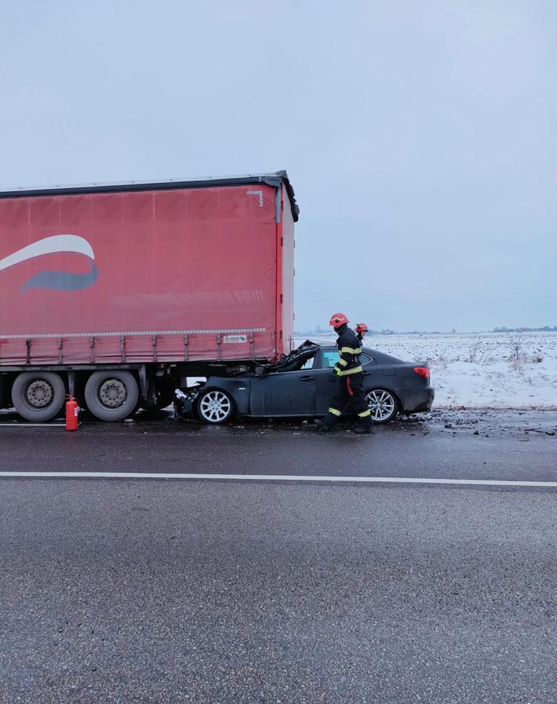Conductor sacado del coche aplastado bajo un camión en Suceava