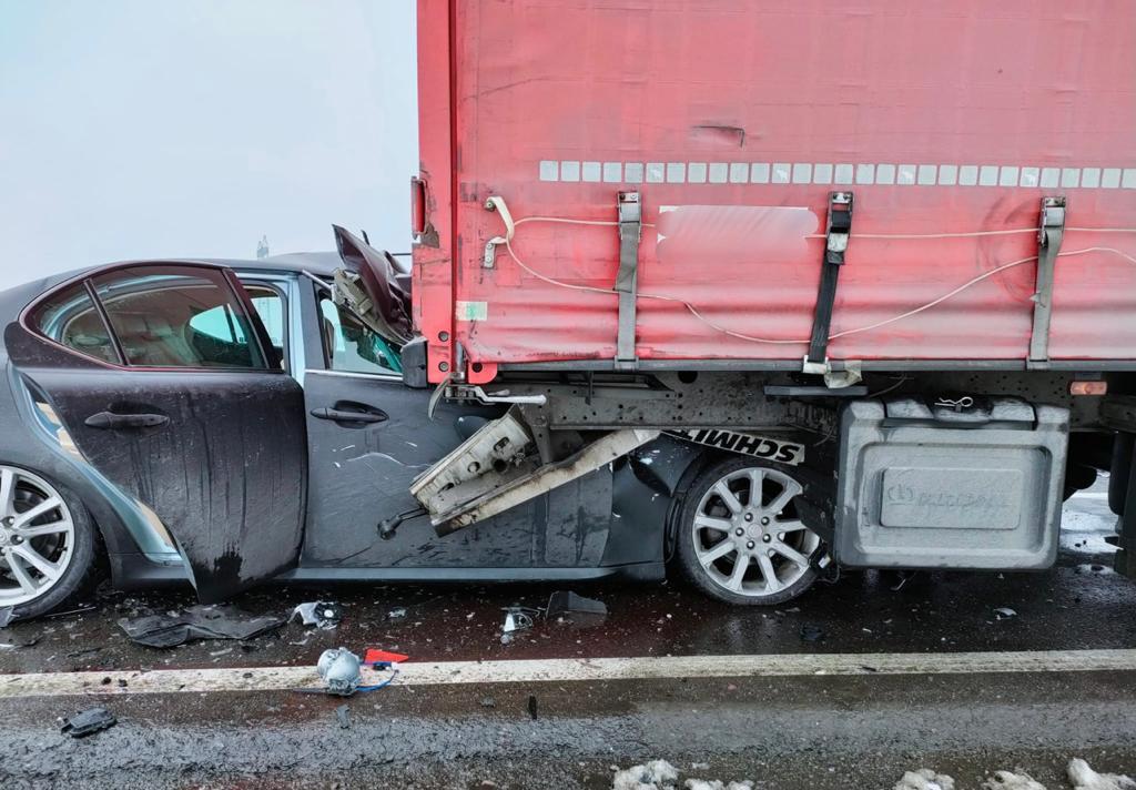 Șofer scos în viață din mașina strivită sub un TIR, la Suceava