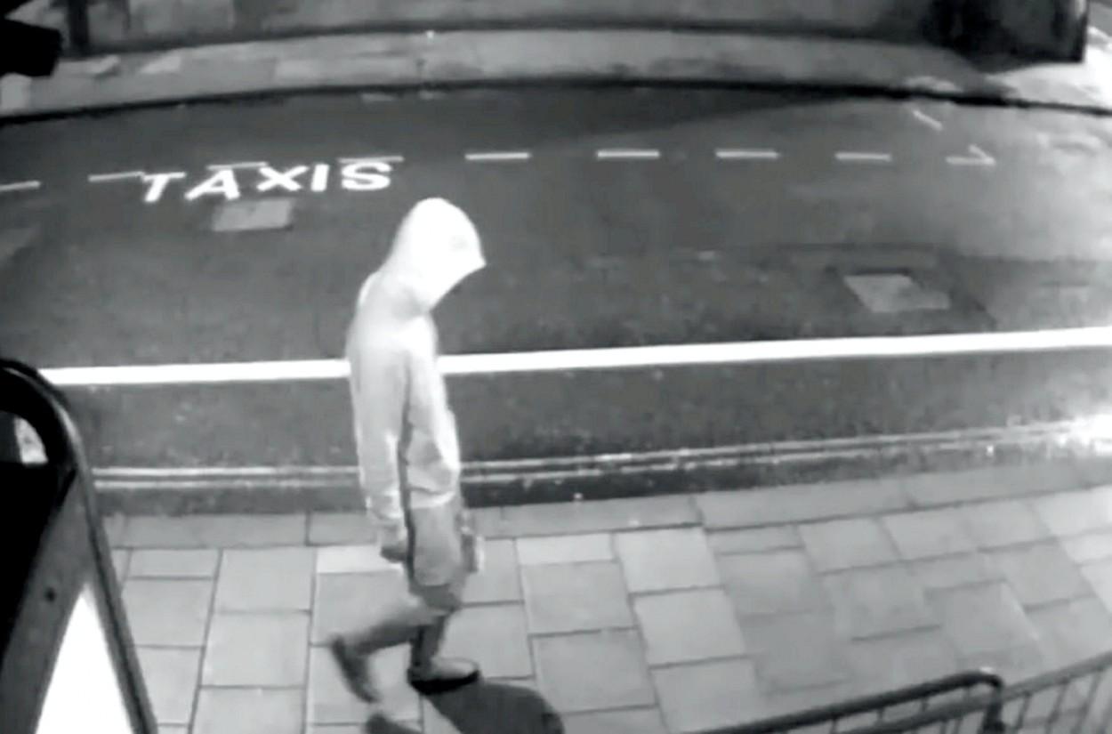 Bărbatul a cumpărat de la un magazin o cutie de chibrituri, apoi a mers şi a incendiat clubul