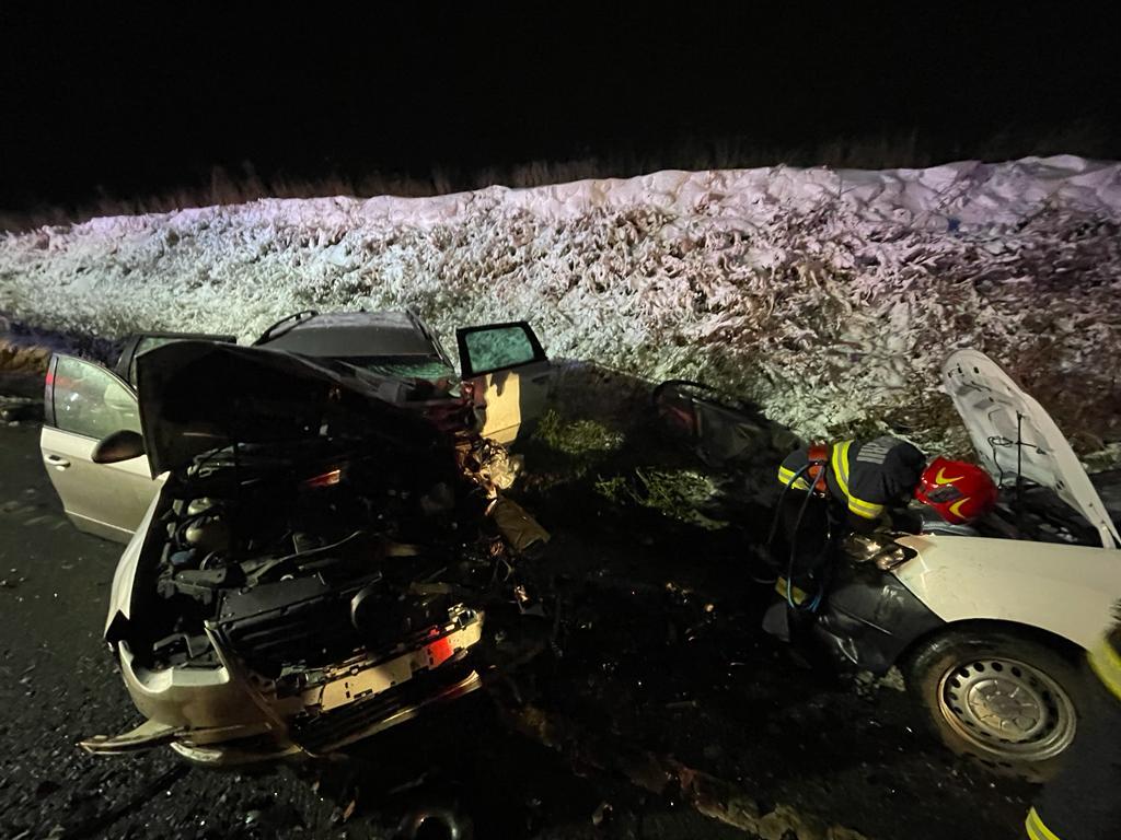 Trei persoane au rămas încarcerate