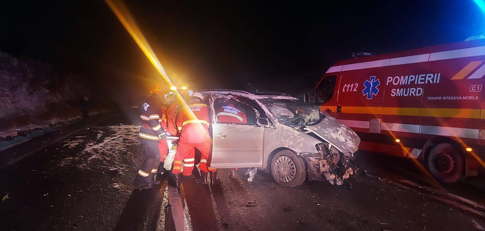 Trei persoane au rămas încarcerate