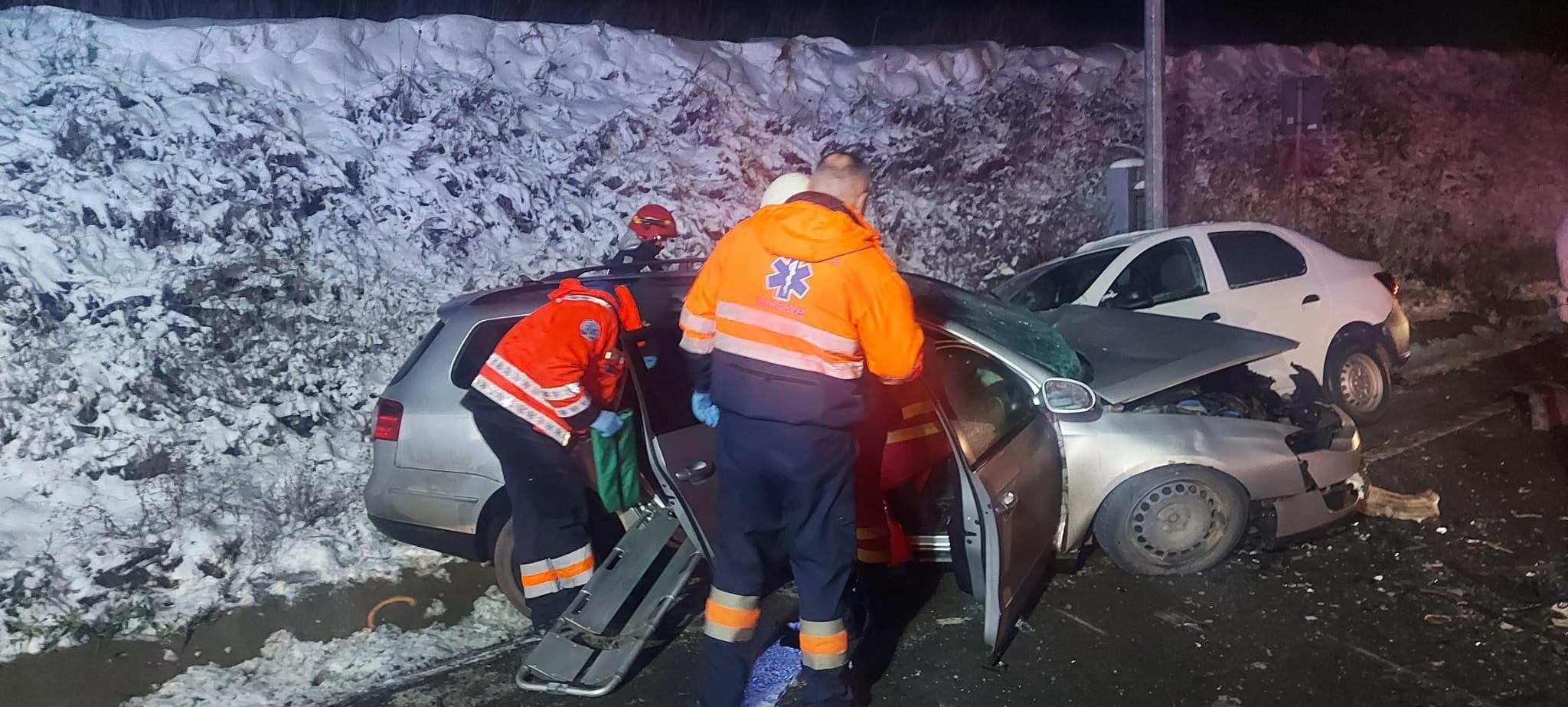 Trei persoane au rămas încarcerate