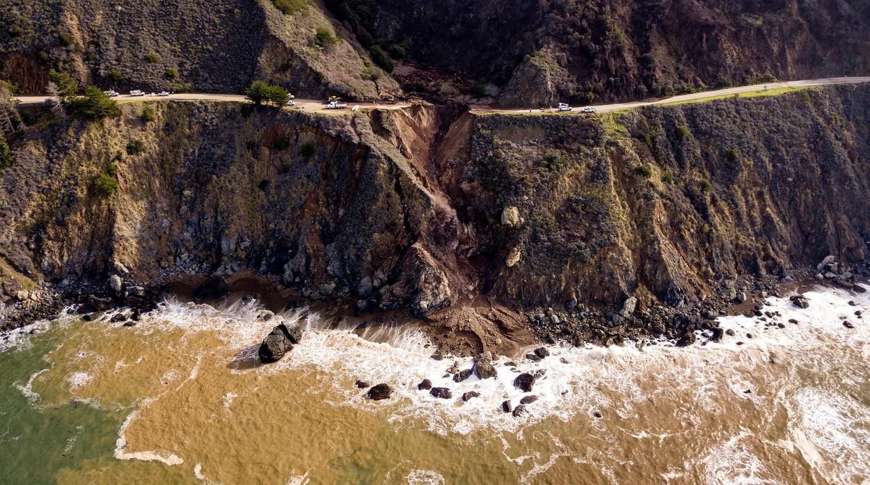 O porțiune din Autostrada 1 din California s-a prăbușit în ocean