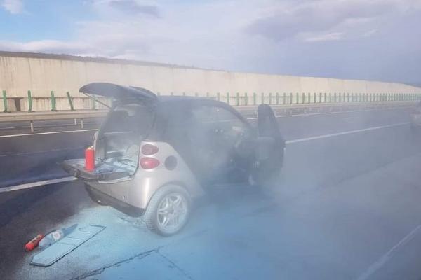 Şoferiţă amendată, după ce soţul ei, bun samaritean, a stins o maşină în flăcări, pe autostrada A3, înaintea pompierilor: "Nu mi se pare corect"