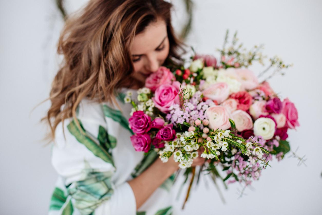 O femeie admiră un buchet spectaculos de flori