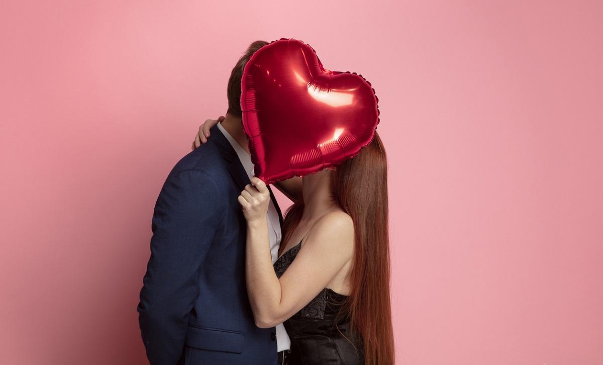 Cuplu ascuns după un balon în formă de inimă