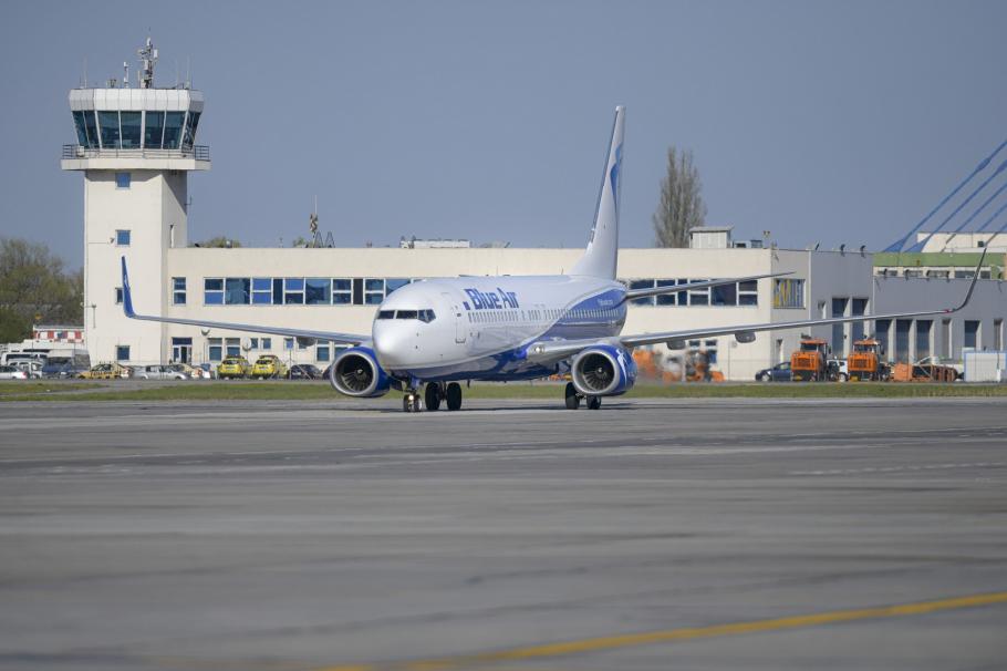 Aeroportul Henri Coandă avion pe Aeroportul Otopeni