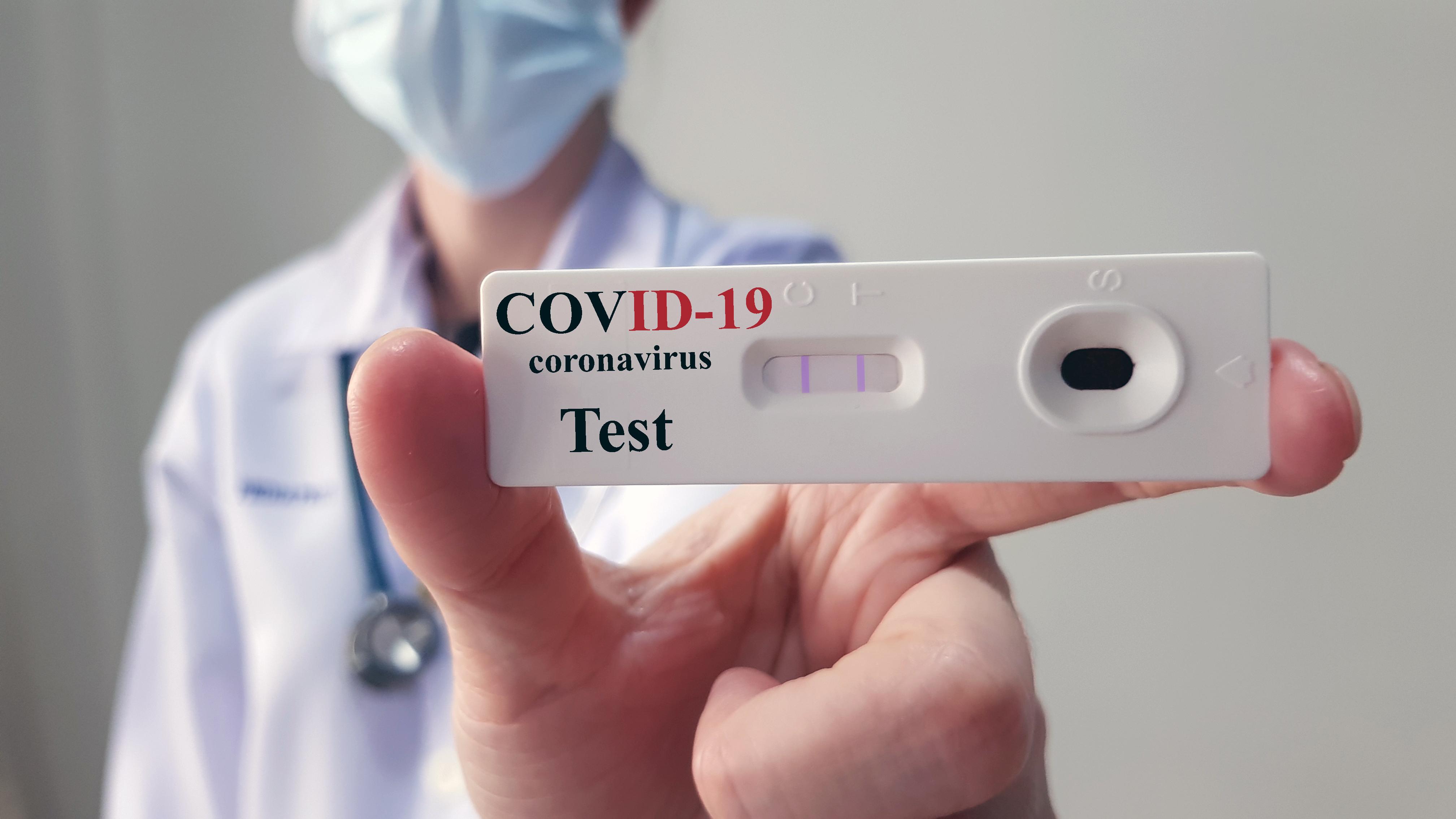 Test Covid-19 pozitiv, în contextul bilanțului coronavirus în România, 12 februarie.
