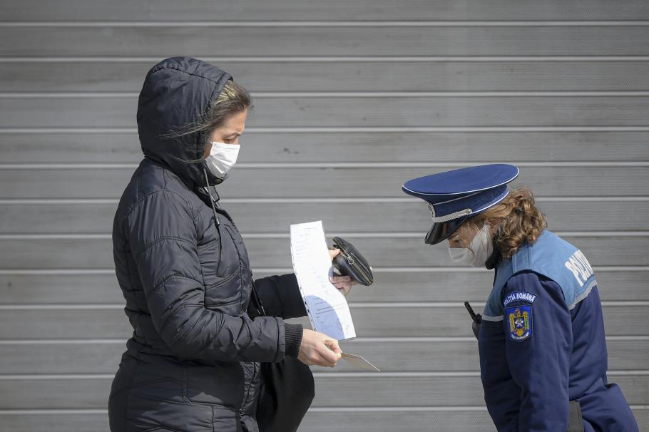 carantină Nădlac polițist care verifică declarația pe propria răspundere